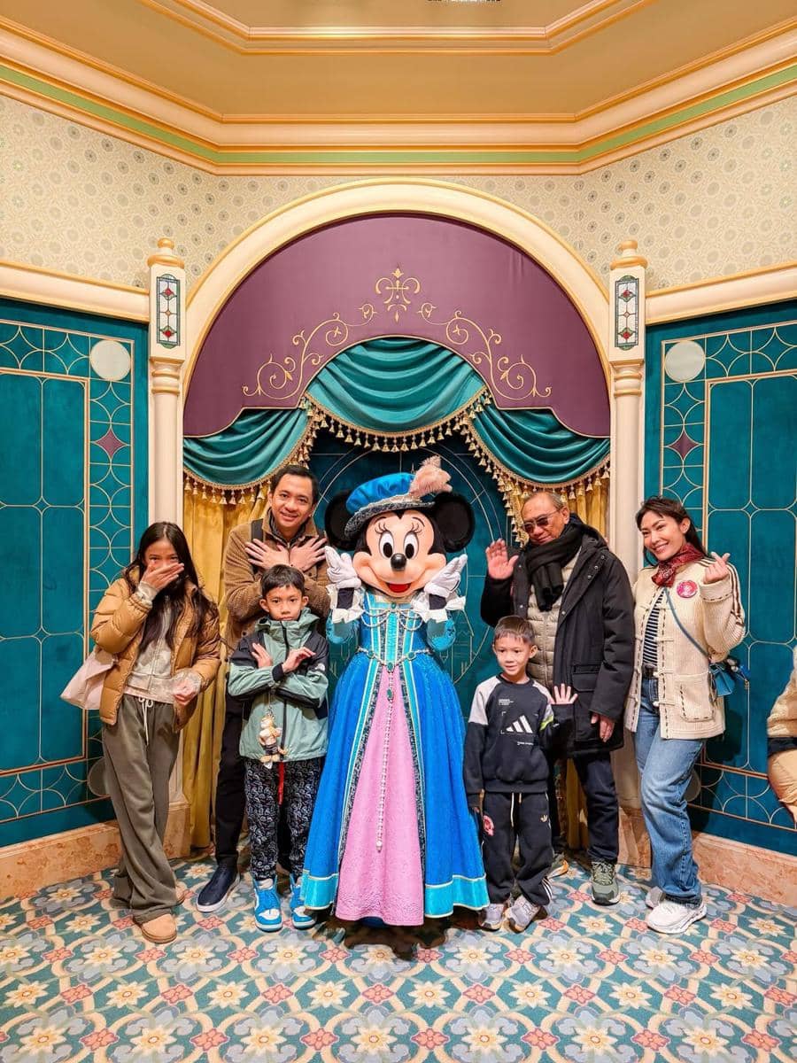 Keluarga Ayu Dewi main di Disneyland Shanghai.