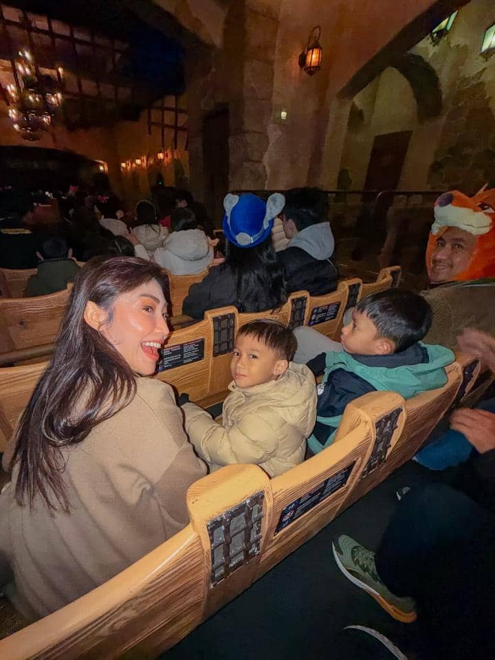 Keluarga Ayu Dewi main di Disneyland Shanghai.