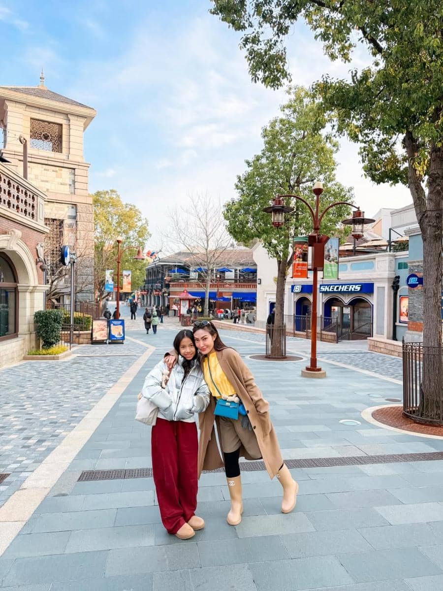 Keluarga Ayu Dewi main di Disneyland Shanghai.