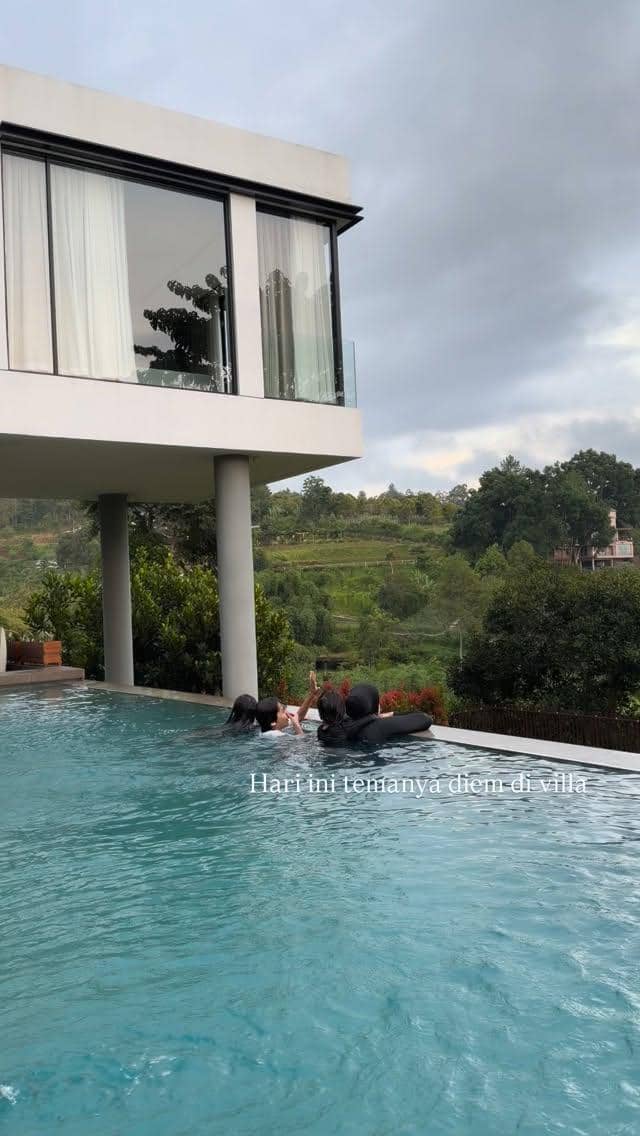 Tasyi Athasyia ajak anak-anak liburan ke Bandung