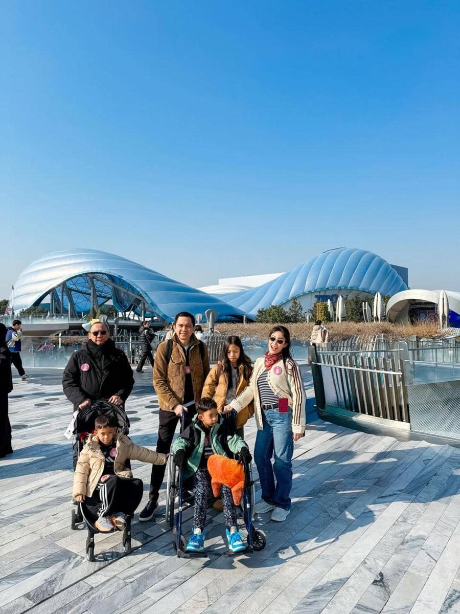 Keluarga Ayu Dewi main di Disneyland Shanghai.