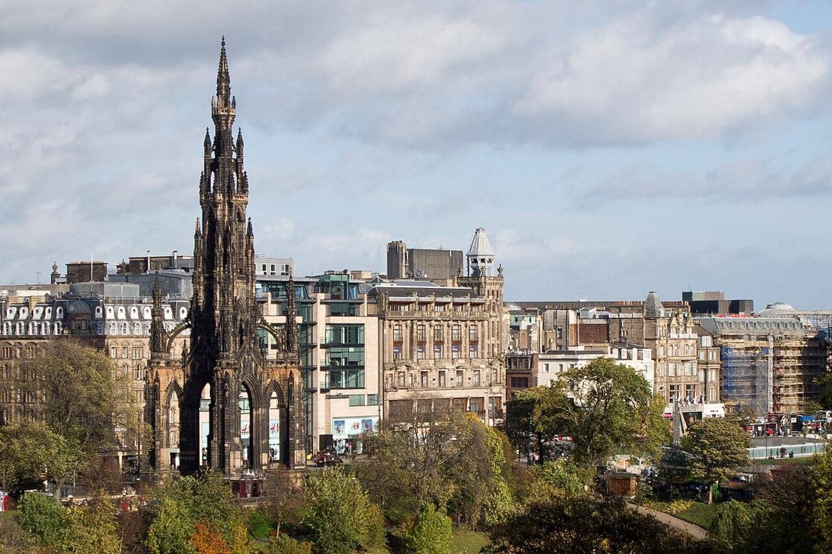 Monumen Scott di Princes Street Gardens, Edinburgh, Skotlandia.