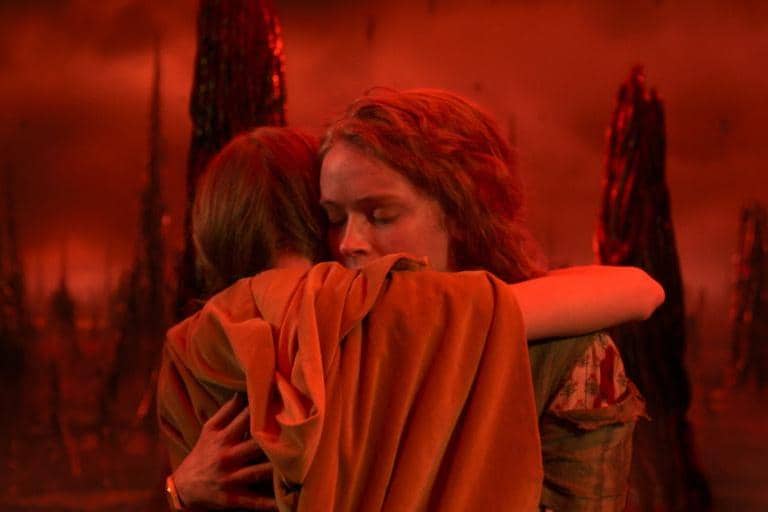 Holly berpisah dengan Max.