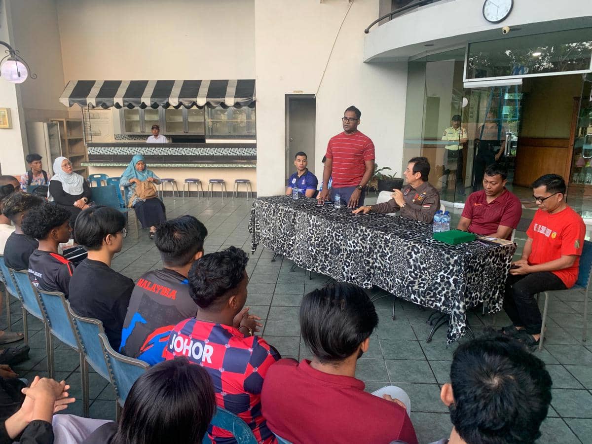 Skuat karate Johor Malaysia usai berlatih bersama tim FORKI Sumut (IDN Times/Doni Hermawan)