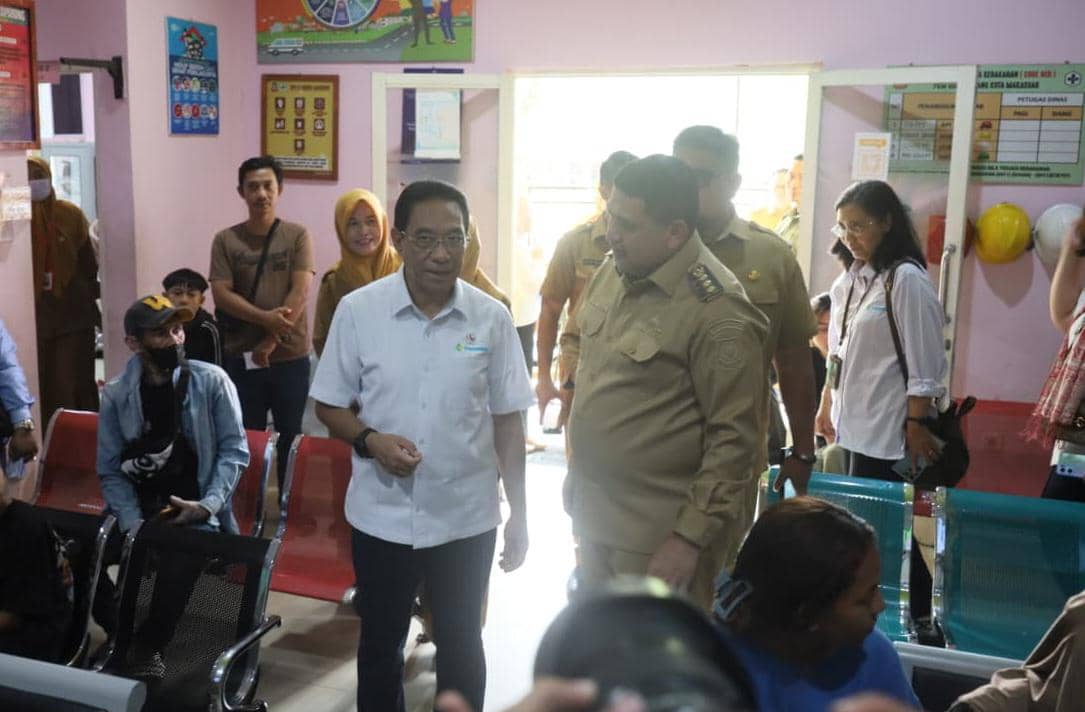 Wamenkes Benjamin Paulus Octavianus didampingi Wali Kota Makassar Munafri Arifuddin saat meninjau Puskesmas Ballaparang, Kota Makassar, Selasa (13/1/2026). (Dok. Istimewa).
