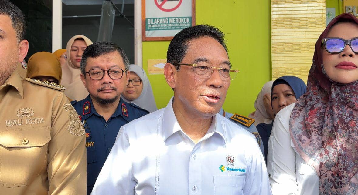 Wamenkes Benjamin Paulus Octavianus saat meninjau Puskesmas Ballaparang, Kota Makassar, Selasa (13/1/2026). (Dok. Istimewa).