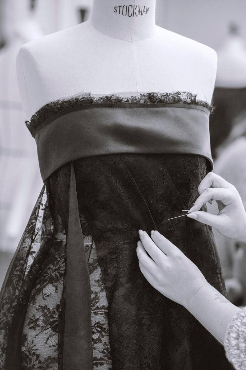 Gaun Dior Bergaya Old Hollywood yang dipakai EJAE di Golden Globes 2026 (dok. Nandy mahi (Christian Dior))