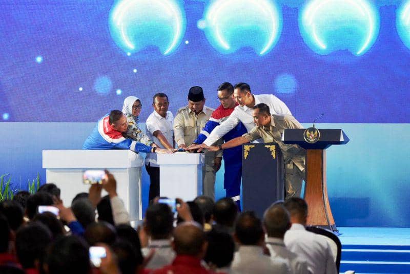 Presiden RI Prabowo Subianto bersama sejumlah menteri dan pimpinan Pertamina pencet tombol peresmian RDMP Balikpapan (IDN Times/Istimewa)