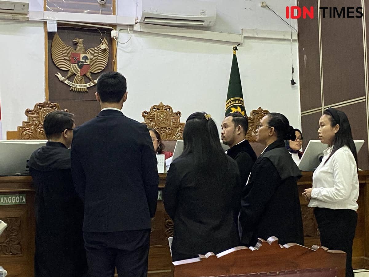 Sidang kasus penggelapan dan penipuan pembiayaan konser TWICE sebesar Rp10 miliar oleh terdakwa Fransiska Dwi Melani di Pengadilan Negeri (PN) Jakarta Selatan pada Senin (12/1/2026). (IDN Times/Irfan Fathurohman)