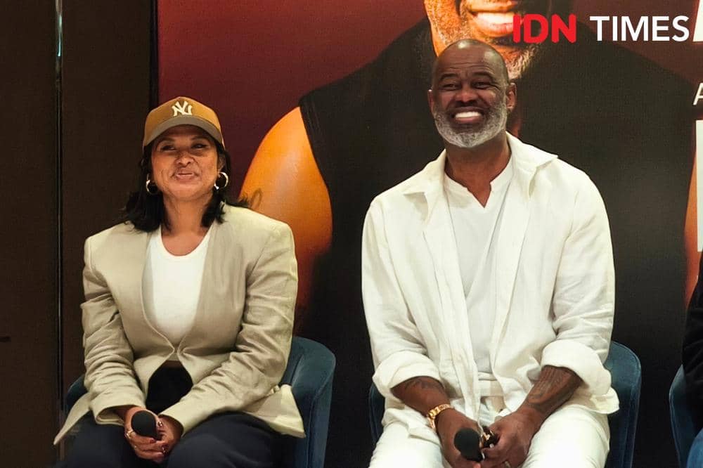Dira Sugandi duduk di sebelah Brian McKnight dalam Press Conference di Jakarta, Selasa (13/1/2026)