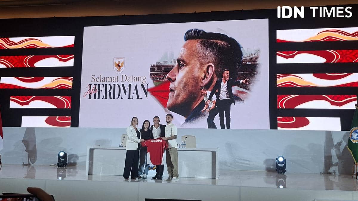 John Herdman didampingi keluarga dalam perkenalan pelatih Timnas Indonesia. 