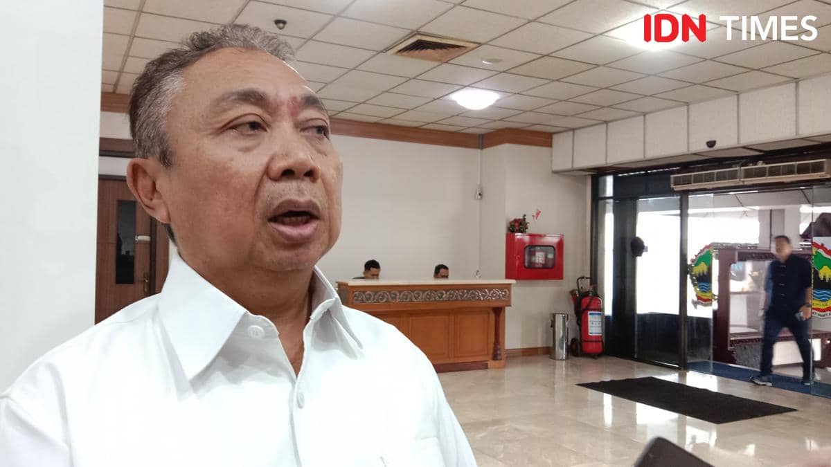 Wakil Ketua Komisi E DPRD Jateng Yudi Indras Weindarto memberikan pernyataan kepada wartawan di lobi Gubernuran. (IDN Times/Fariz Fardianto)