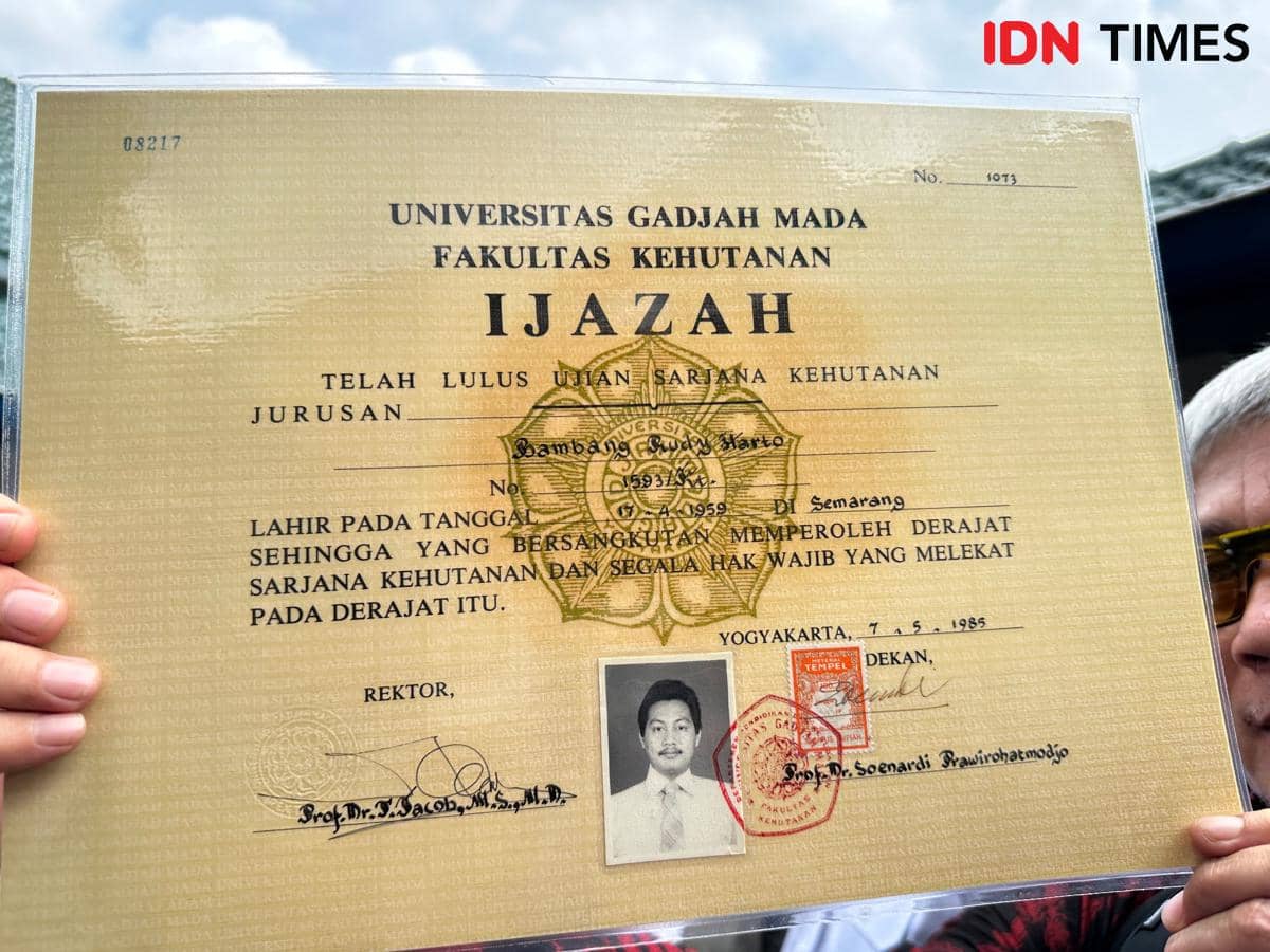 Ijazah milik Bambang Rudyharjo alumi UGM Fakultas Kehutanan yang dijadikan bukti dalam Sidang CLS ijazah Jokowi di PN Solo. (IDN Times/Larasati Rey)