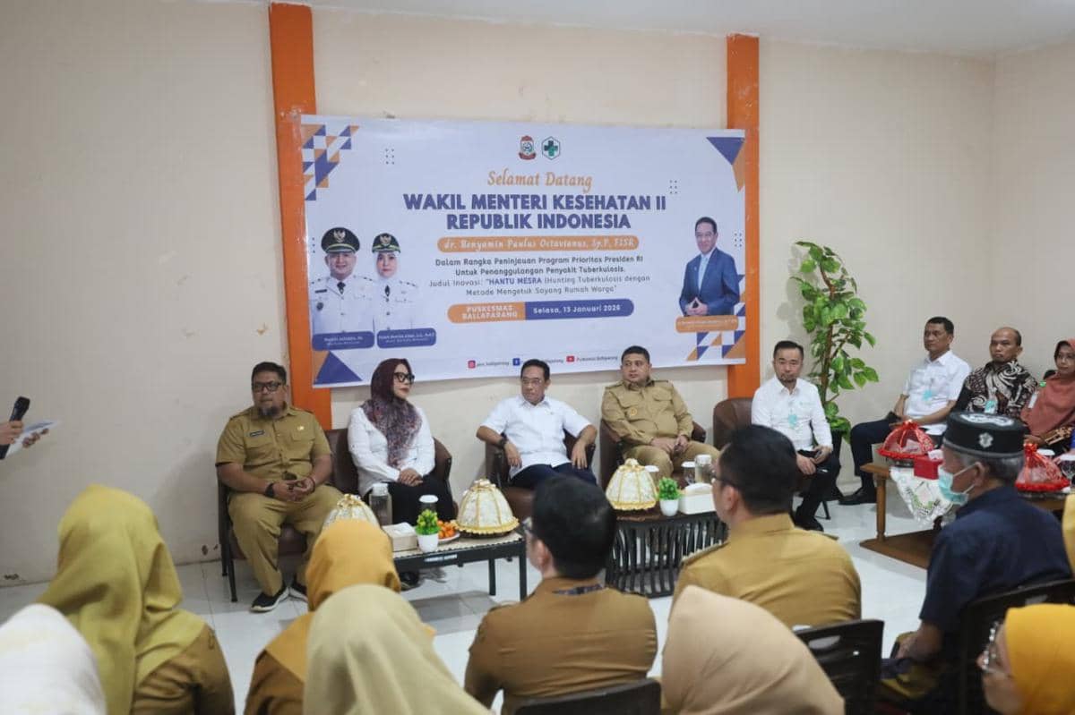 Wamenkes Benjamin Paulus Octavianus didampingi Wali Kota Makassar Munafri Arifuddin saat meninjau Puskesmas Ballaparang, Kota Makassar, Selasa (13/1/2026). (Dok. Istimewa).