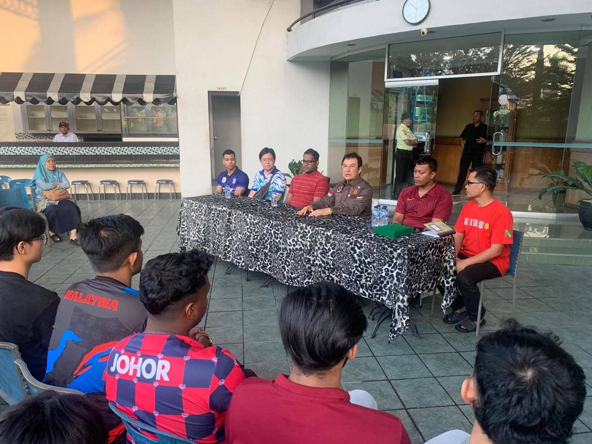 Skuat karate Johor Malaysia usai berlatih bersama tim FORKI Sumut (IDN Times/Doni Hermawan)