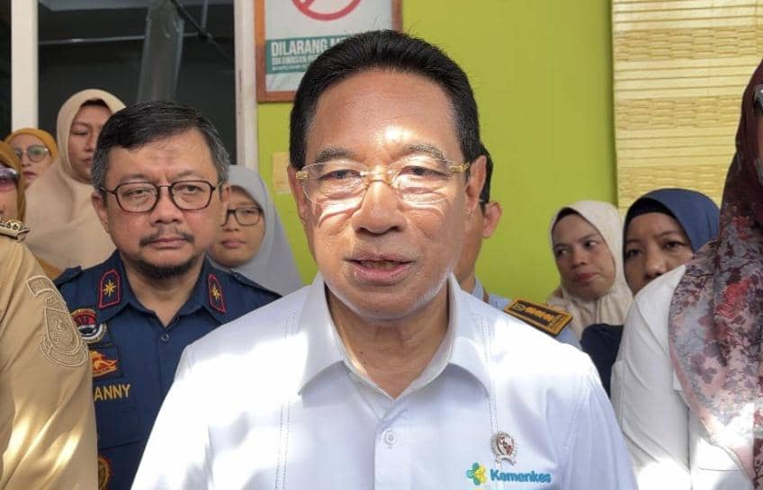 Wamenkes Benjamin Paulus Octavianus saat meninjau Puskesmas Ballaparang, Kota Makassar, Selasa (13/1/2026). (Dok. Istimewa)