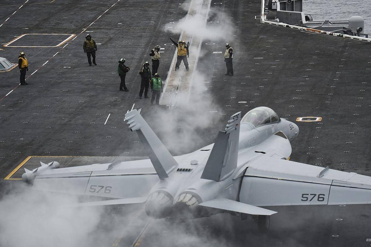 potret jet tempur perang elektronik EA-18G Growler sedang bersiap untuk lepas landas dari kapal induk USS Theodore Roosevelt (CVN71)