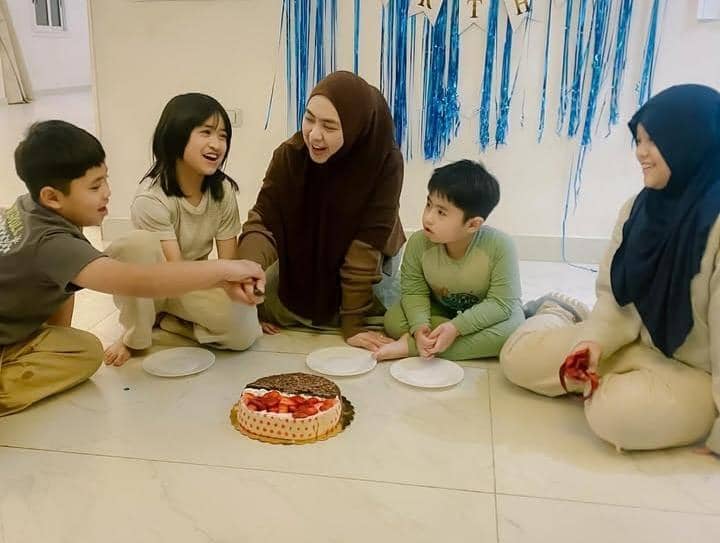 kejutan ultah ke-37 Oki Setiana Dewi