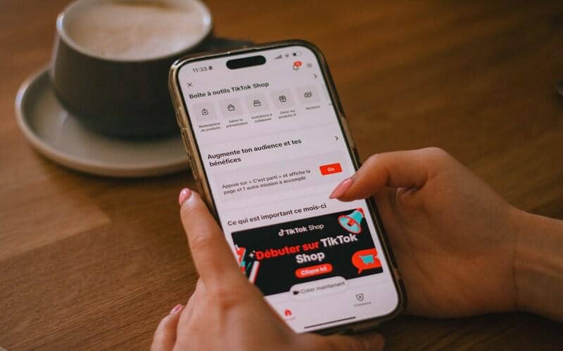 ilustrasi pengguna sedang membuka TikTok Shop