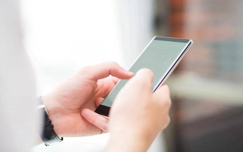 ilustrasi pengguna klik link produk di smartphone