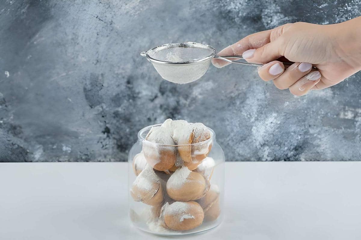 ilustrasi menaburkan gula donat 