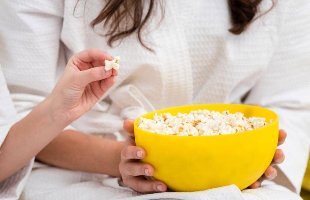 ilustrasi makan popcorn