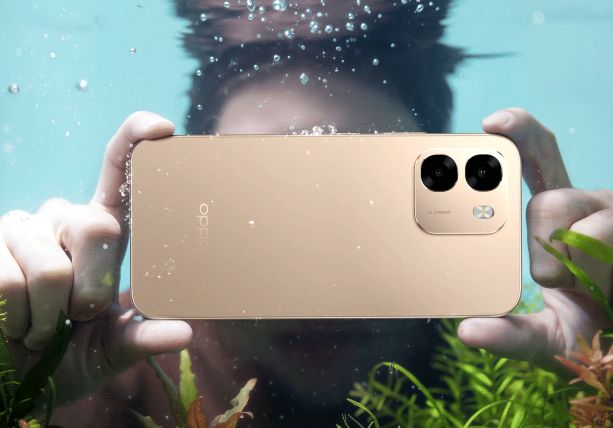 Seseorang memegang OPPO A6 4G warna aurora gold.