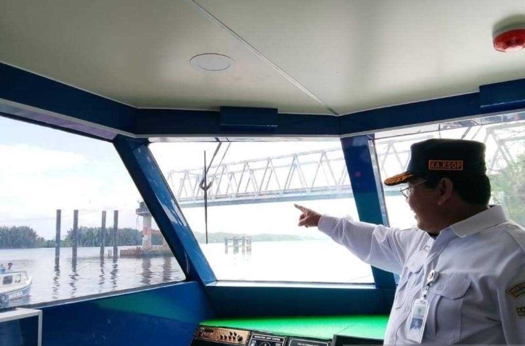 Kepala KSOP Kelas 1 Palembang, Laksamana Pertama TNI Idham Faca saat mendatangi jembatan P6.