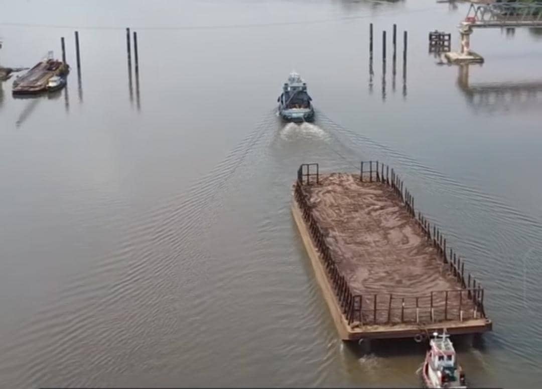 Tongkang batubara saat melintas di bawah jembatan P6 Lalan yang roboh.