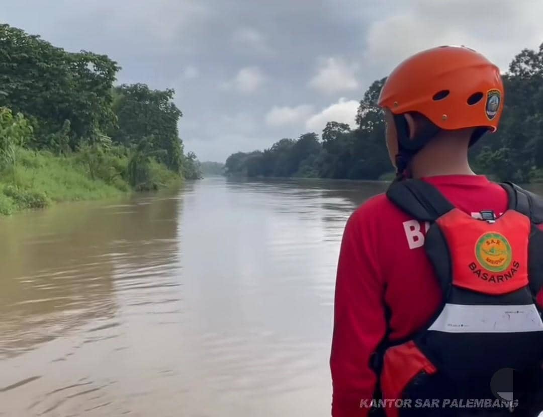 Tim SAR gabungan saat mencari balita yang tenggelam di Sungai Lematang.