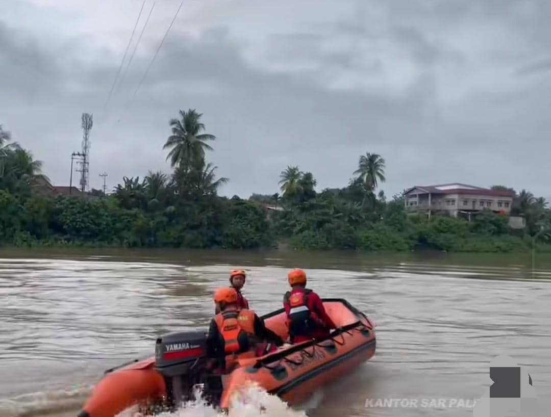 Tim SAR gabungan saat mencari balita yang tenggelam di Sungai Lematang.