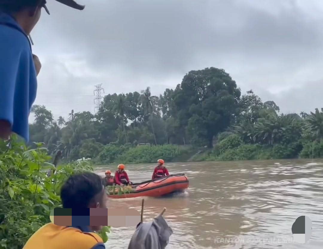 Tim SAR gabungan saat mencari balita yang tenggelam di Sungai Lematang.