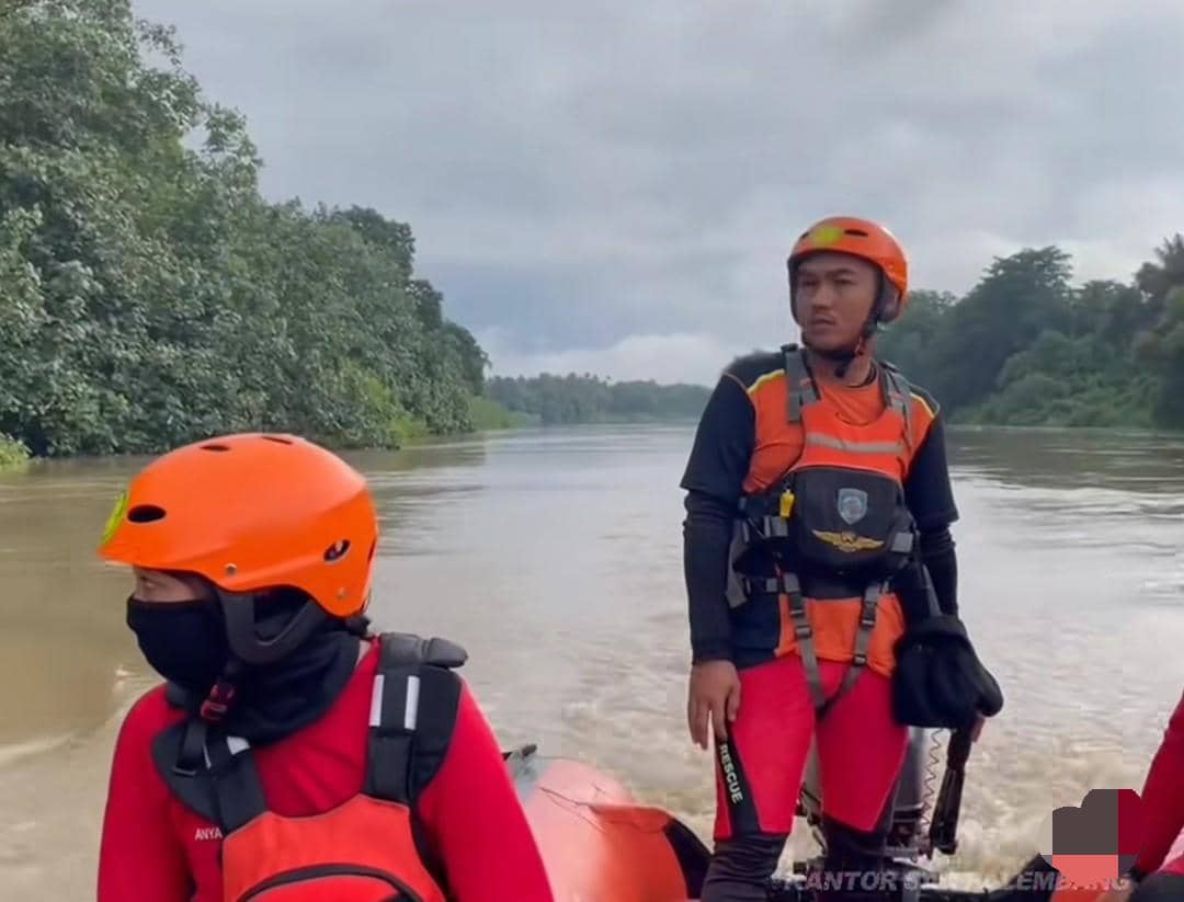 Tim SAR gabungan saat mencari balita yang tenggelam di Sungai Lematang.
