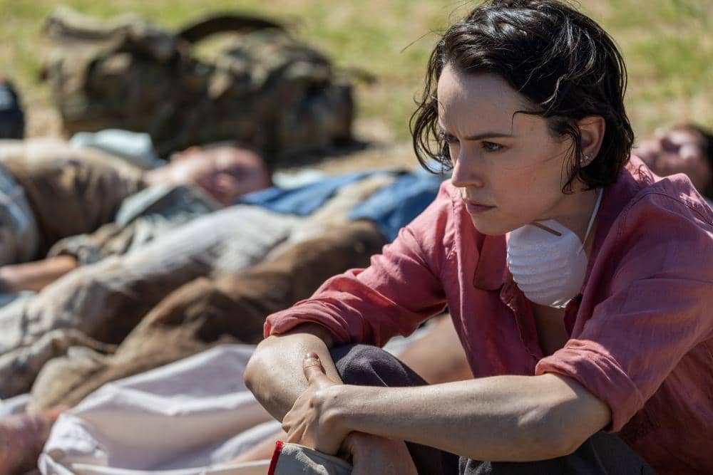 Daisy Ridley dalam film We Bury the Dead