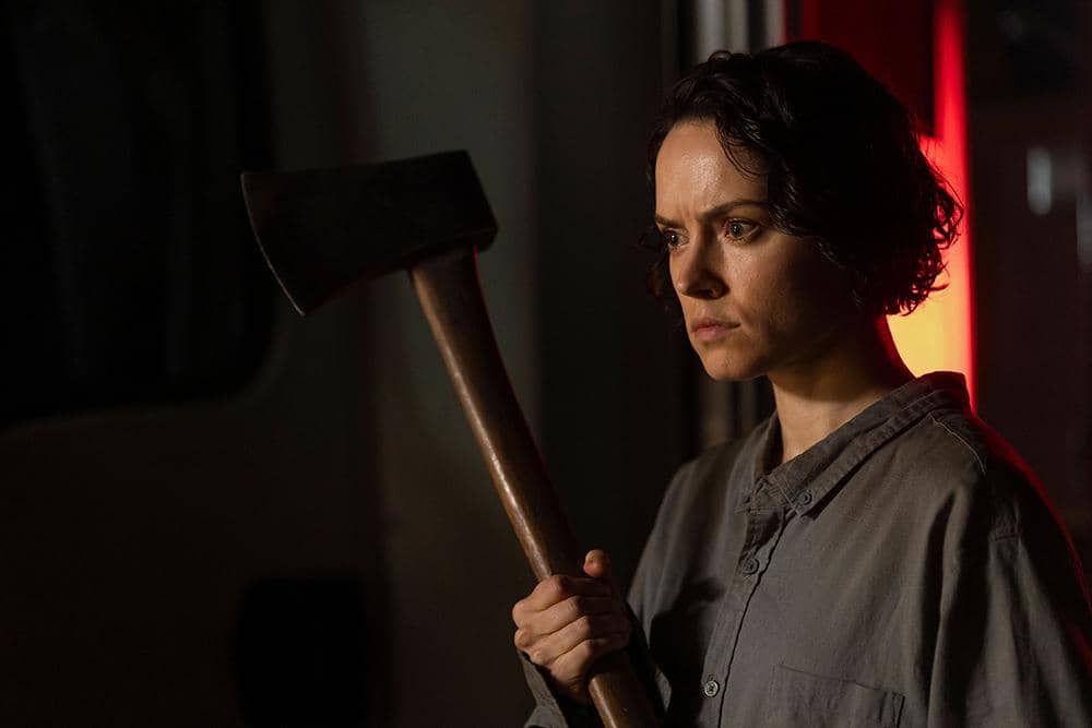 Daisy Ridley dalam film We Bury the Dead