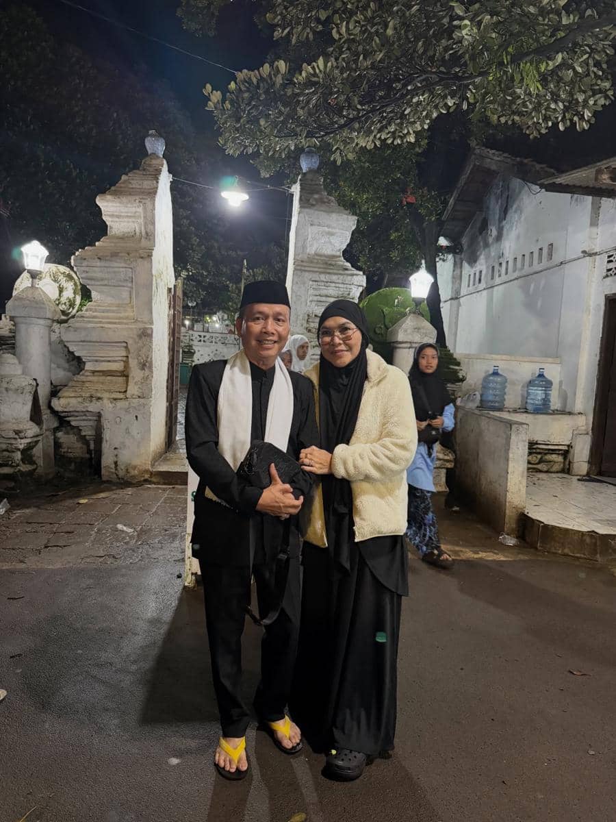 orangtua Ayu Ting Ting ziarah makam sunan