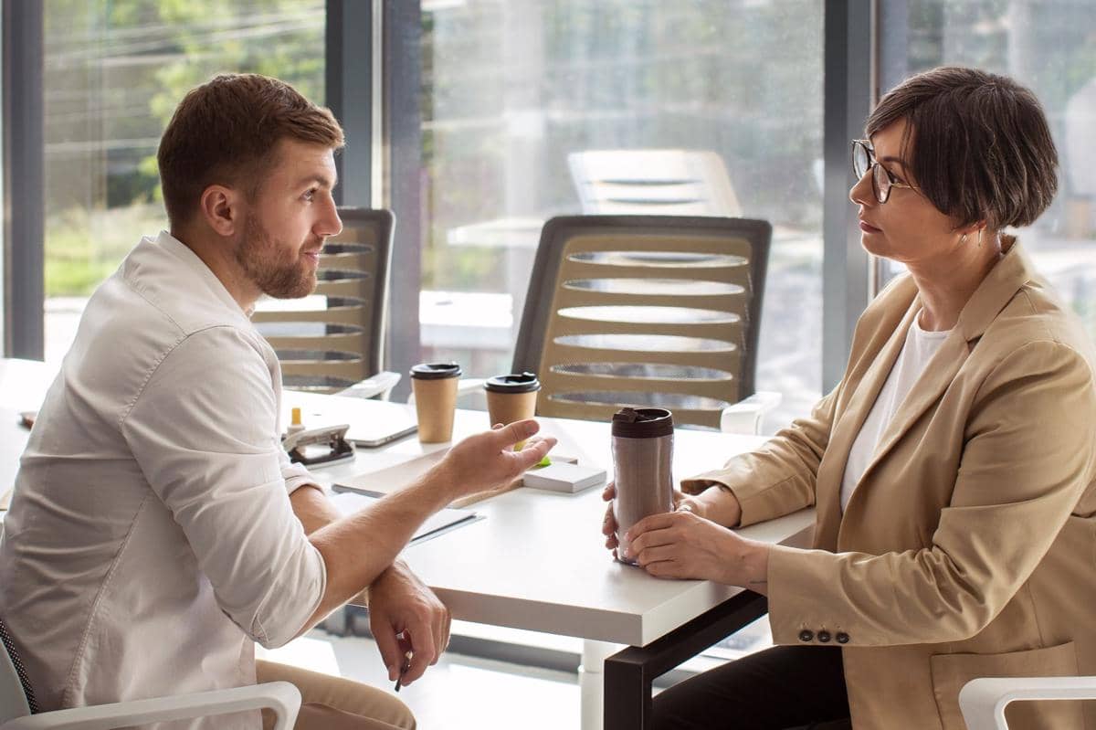 ilustrasi berdiskusi dengan rekan kerja