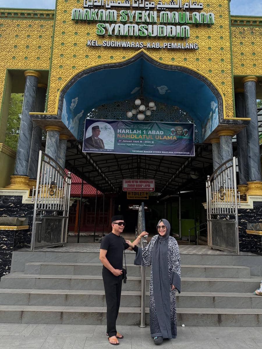 orangtua Ayu Ting Ting ziarah makam sunan