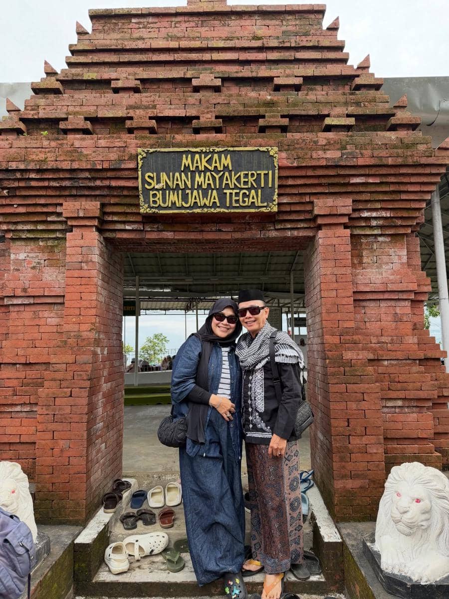orangtua Ayu Ting Ting ziarah makam sunan