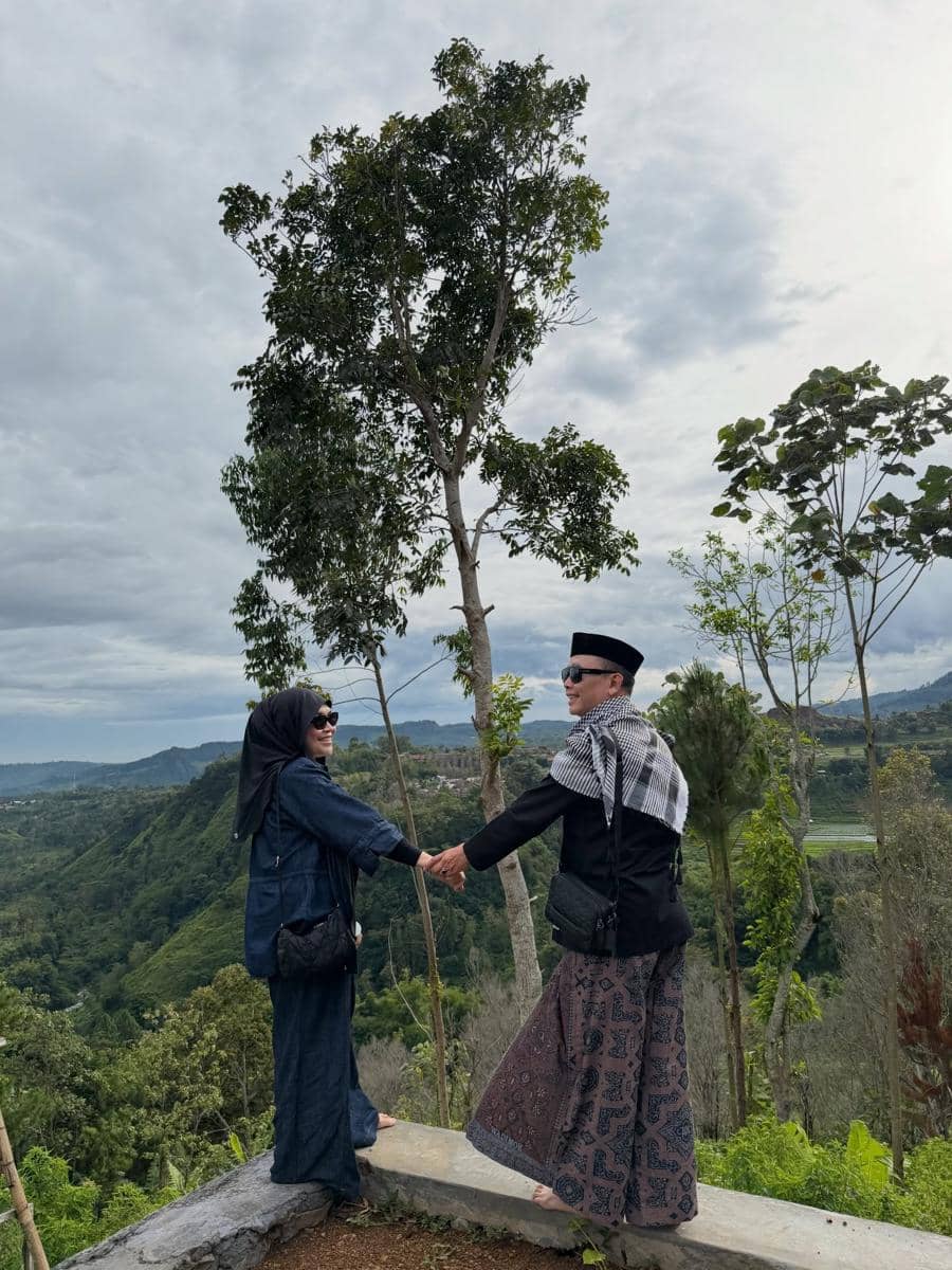 orangtua Ayu Ting Ting ziarah makam sunan