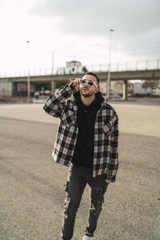 ilustrasi outfit flannel cowok 