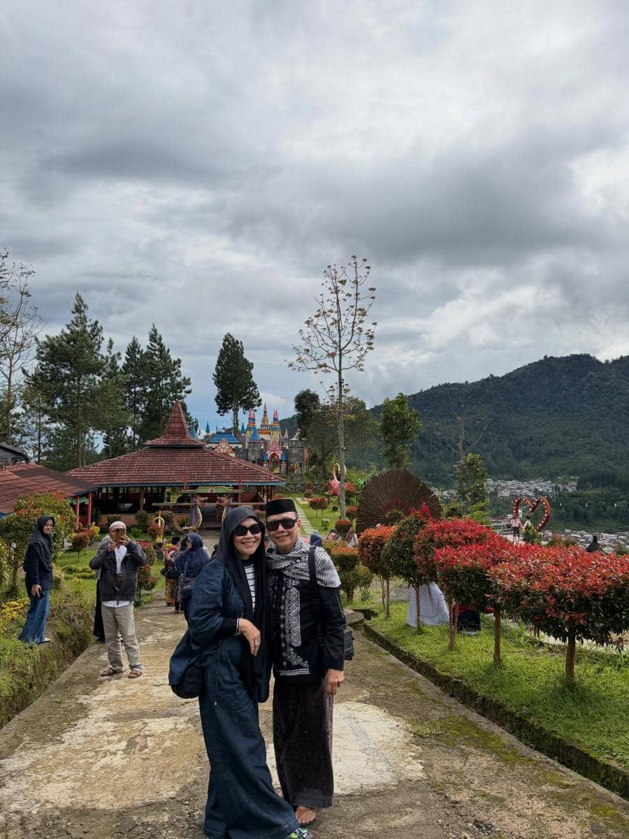 orangtua Ayu Ting Ting ziarah makam sunan