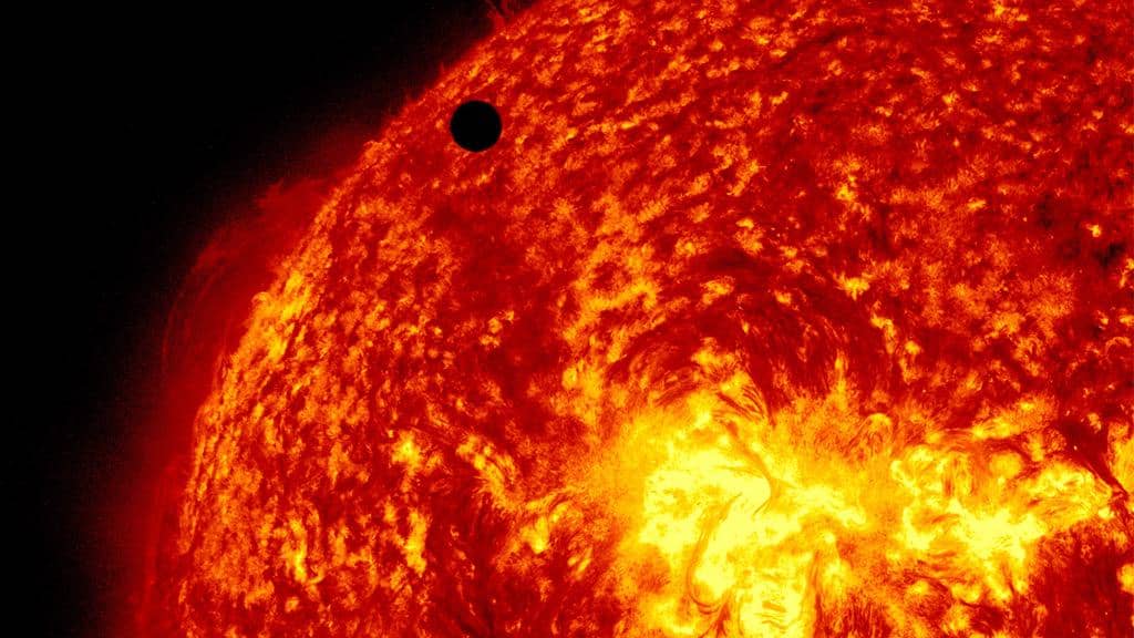 Planet Venus di dekat Matahari.