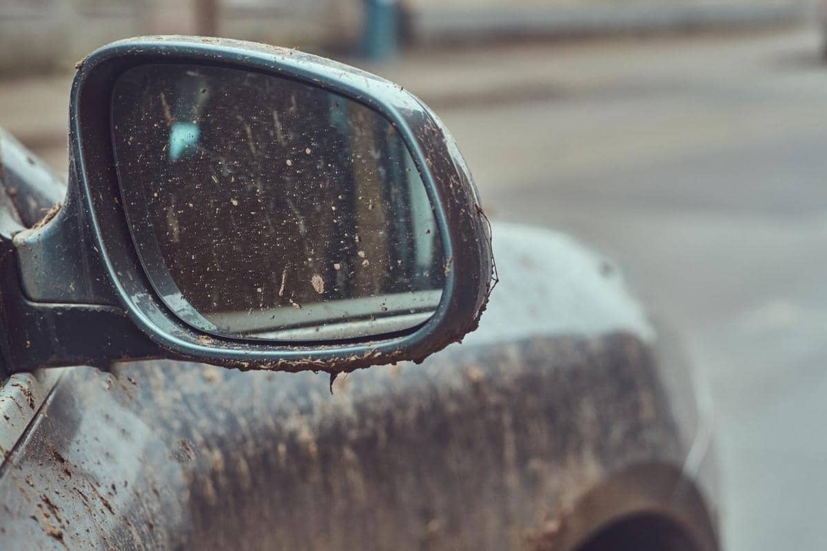 Ilustrasi kendaraan yang dipakai saat musim hujan.