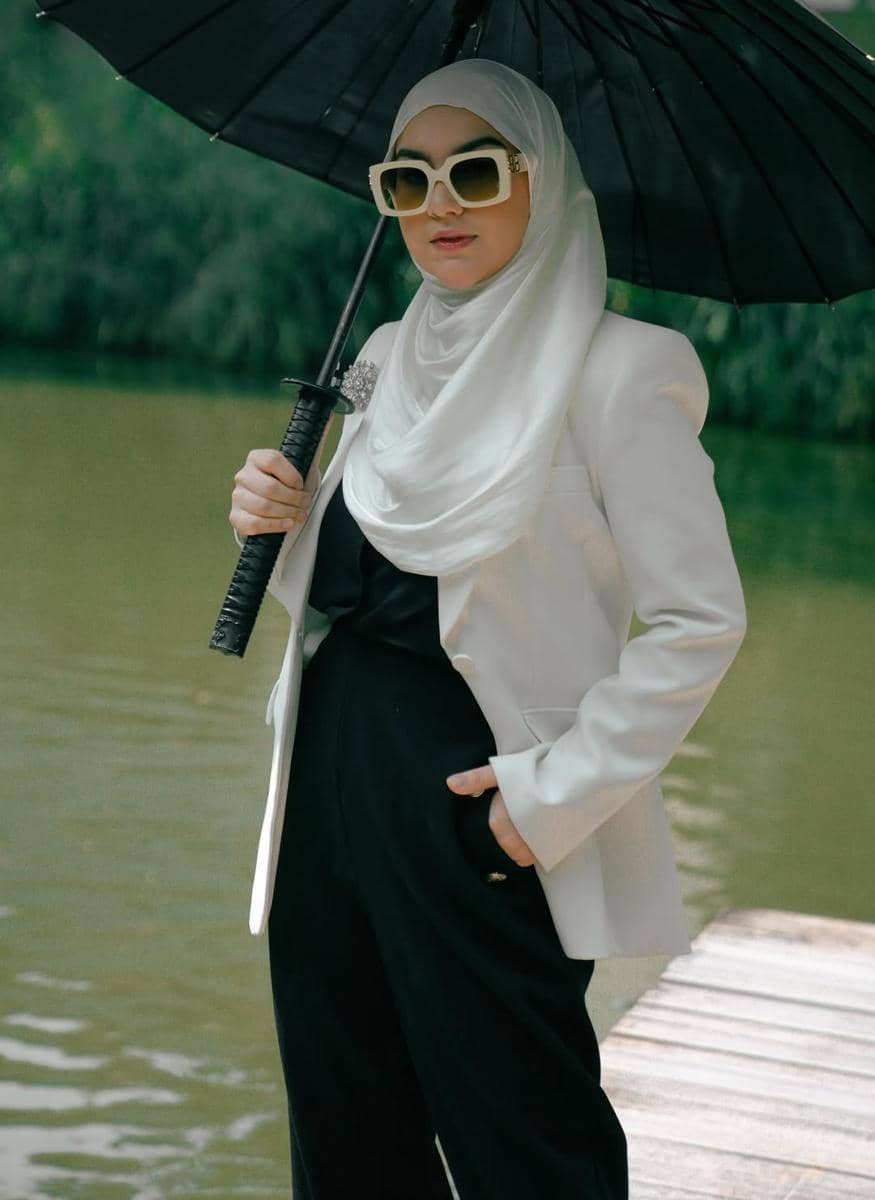 ide padu padan blazer ala Irish Bella