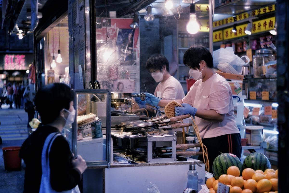 ilustrasi membeli makanan