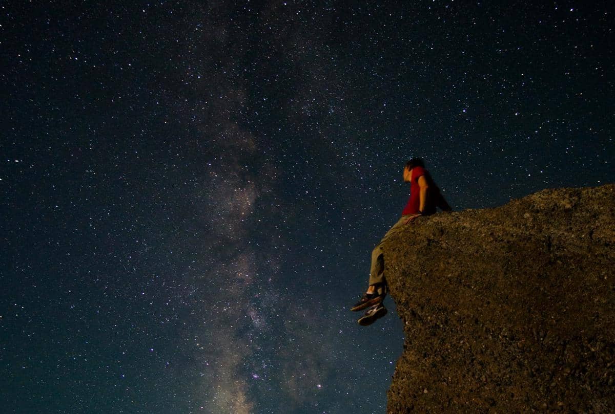 ilustrasi seorang pria sedang menatap langit