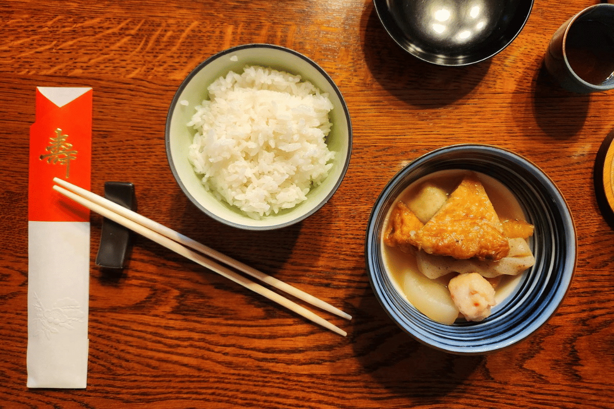 ilustrasi menyantap udon