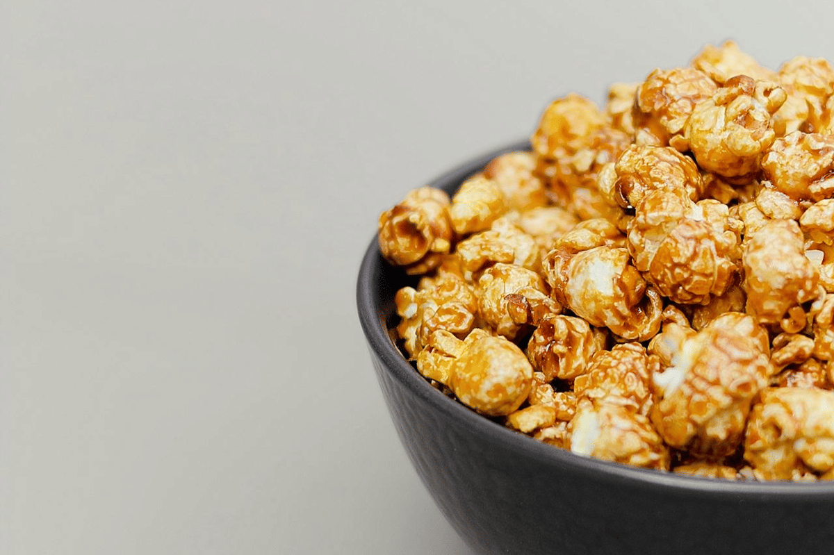ilustrasi popcorn salted caramel