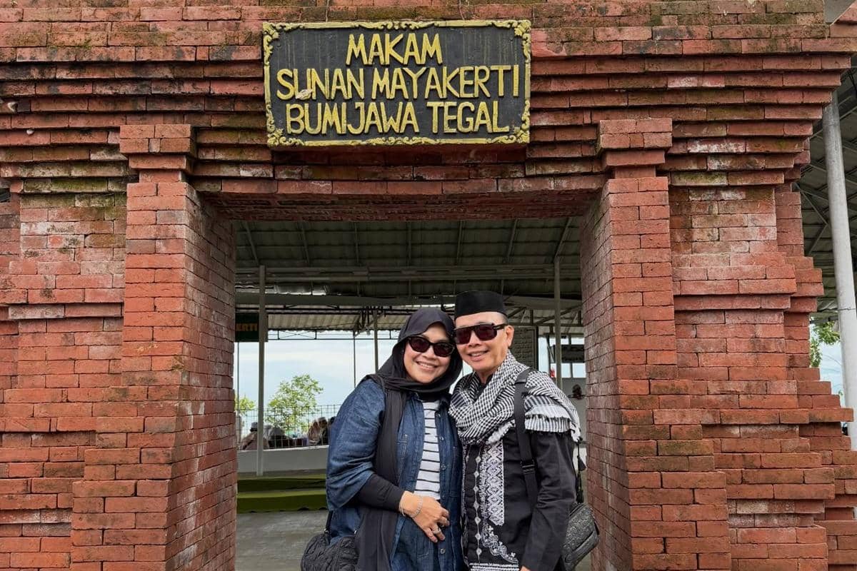 orangtua Ayu Ting Ting ziarah makam sunan